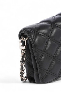 Guess Giully II Siyah Kadın Çapraz Askılı Çanta HWQG9673750